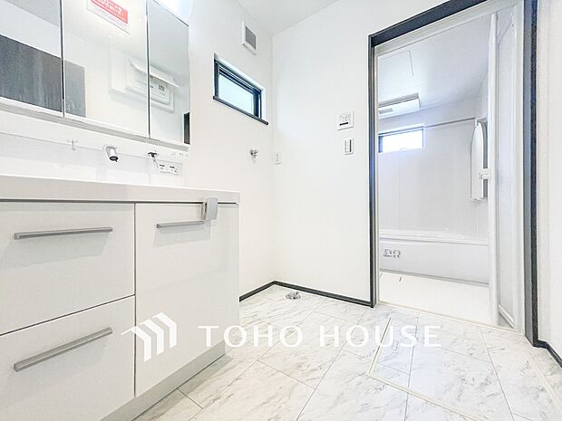 清潔感のあるプライベート空間は、身だしなみチェックや肌のお手入れに最適です。