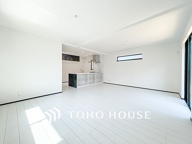 光と風があふれる開放的なリビングダイニングには自然と家族みんなが集まってきます。