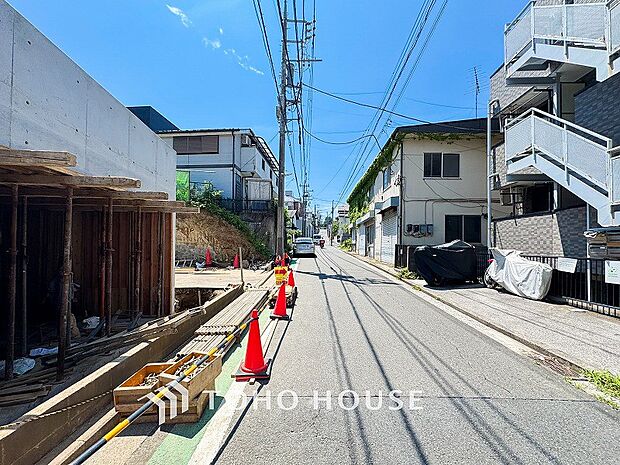 前面道路含む現地写真『快適』は「家」と「街」と「環境」が調和した時に訪れるだと改めて感じさせてくれます。