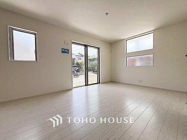 明るく開放的な空間が広がるLDK。室内には豊かな陽光が注ぎ込み、爽やかな住空間を演出。