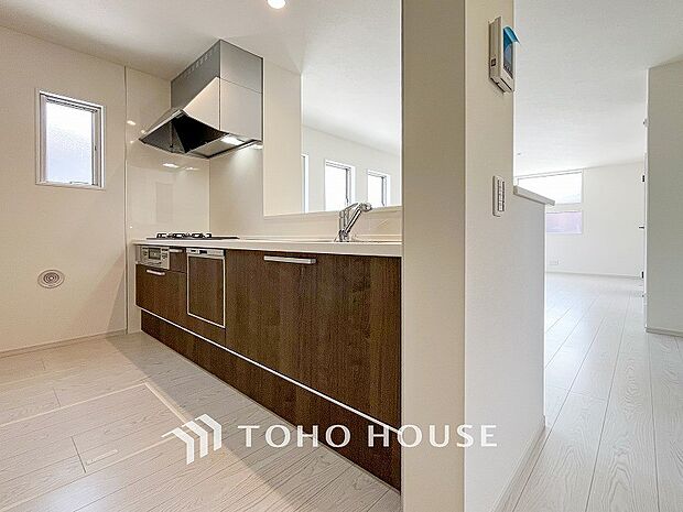 明るい自然光が入る対面キッチン。家族そろってキッチンに立っても調理がしやすく余裕の広さ。