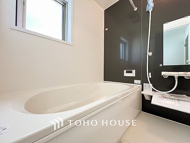 大きめのバスタブに浸かれば一日の疲れをゆっくりとほぐしてくれることでしょう。