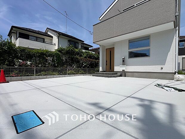 閑静な住宅街の陽当りに恵まれた土地。たくさんの想いが美しいカタチに彩られた時、そこにはひと時のくつろぎが生まれ、ゆっくりと愛着が育まれていきます。