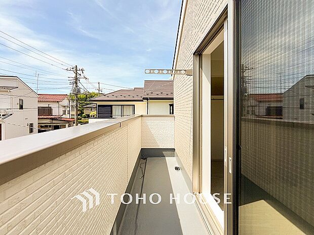 暮らしの中で光と風を演出してくれるバルコニー。