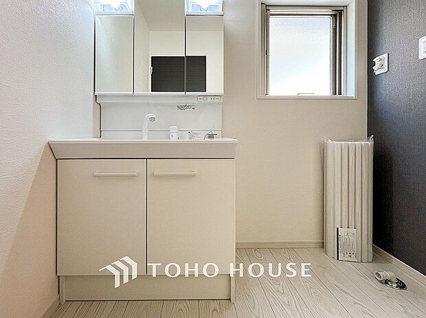 清潔感のあるカラーで統一されたプライベート空間は、身だしなみチェックや肌のお手入れに最適です。