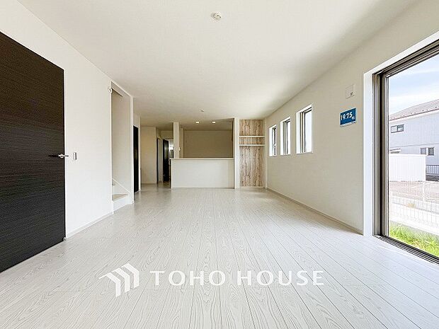 爽やかな色合いのフローリングと清潔感の溢れるクロスが明るい空間を創り出しているリビングダイニング。