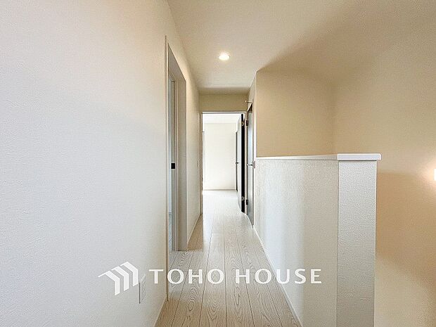 上質感漂う廊下。居住者の帰り、訪れる方を優しく迎える・安らぎに満ちた生活空間を予感させる。