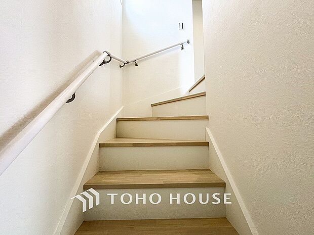 階段にはお子様やお年寄りに安心な手すりをご用意。