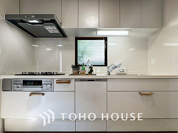 機能的で使い勝手のよさそうなキッチン。明るく清潔感があります。