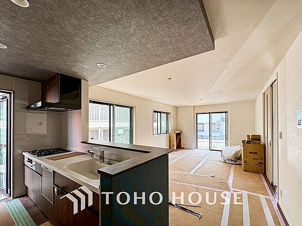 あたたかい日差しがたっぷり降り注ぐLDKは自然と家族の顔があかるい笑顔に。