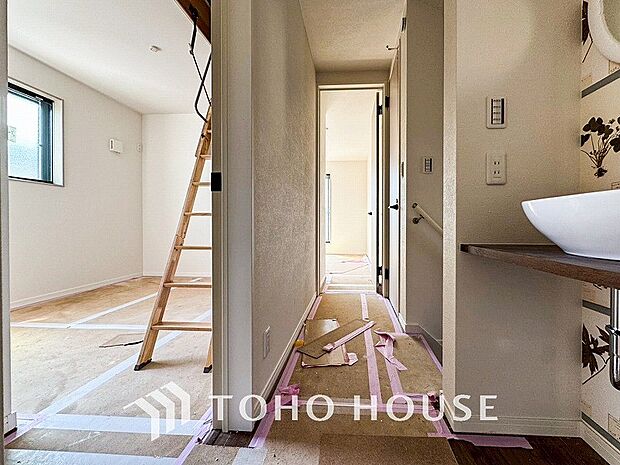 やわらかな陽射しがふりそそぎ、ゆったりした時間が流れる室内。