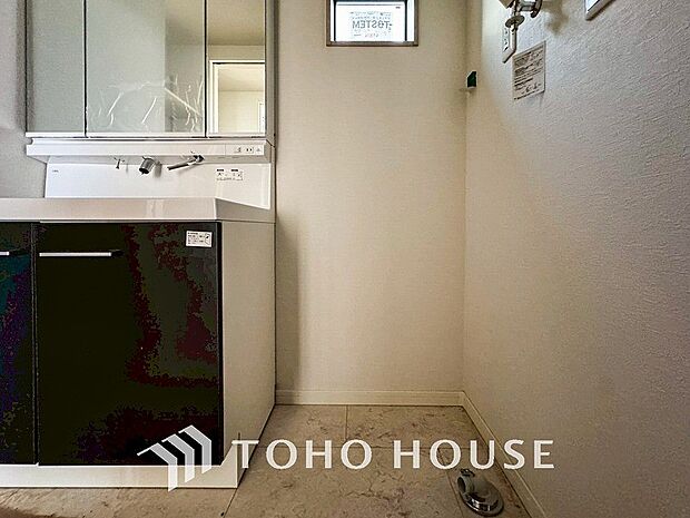 洗濯機を配置しても十分なスペースを確保しております。