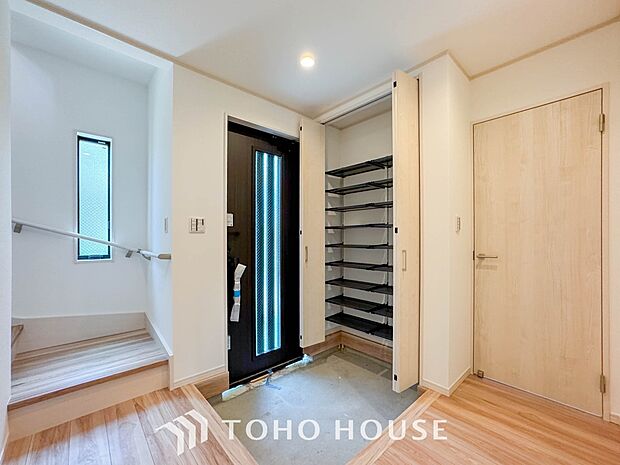 帰り着くたびに洗練されたテイストの空間に迎えられ誇りと喜びを感じる玄関まわりです。