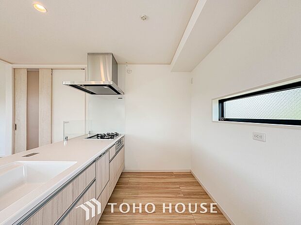 機能的で使い勝手のよさそうなキッチン。明るく清潔感があります。