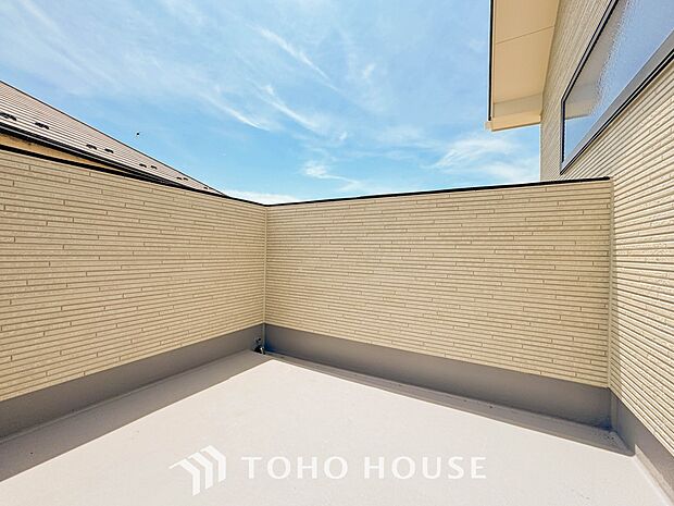 暮らしの中で光と風を演出してくれるバルコニー。