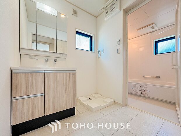 落ち着いた空間を演出するカラーと、ゆったりお使い頂ける広さが魅力のパウダールーム。