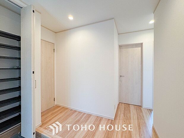 やわらかな陽射しがふりそそぎ、ゆったりした時間が流れる室内。