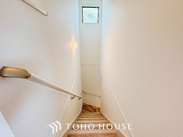 パブリックゾーンとプライベートゾーン繋ぐ階段。豊かな陽光が注ぎ込み、爽やかな住空間を演出。