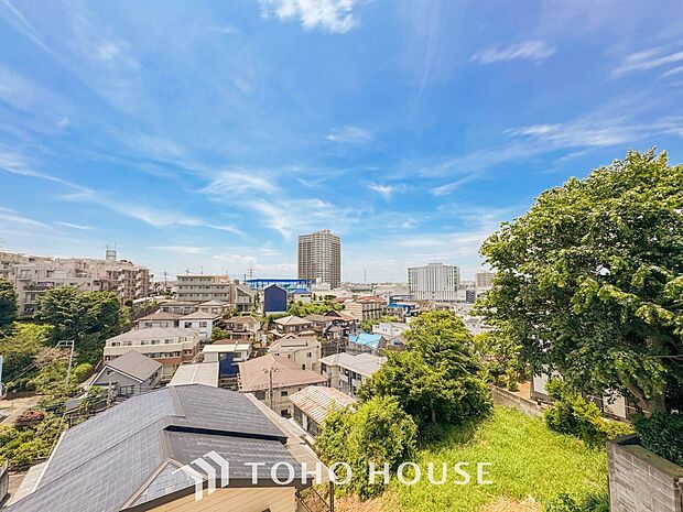 開放的で気持ちの良い眺望と青い空を満喫できます。