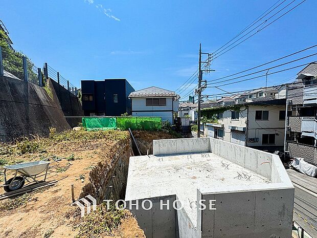 閑静な住宅街の一角、ひと時のくつろぎが生まれ、ゆっくりと愛着が育まれていきます。