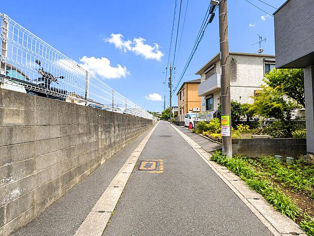 前面道路含む現地写真『快適』は「家」と「街」と「環境」が調和した時に訪れるだと改めて感じさせてくれます。