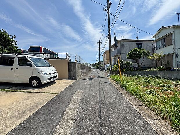前面道路含む現地写真『快適』は「家」と「街」と「環境」が調和した時に訪れるだと改めて感じさせてくれます。