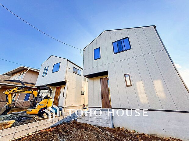 住む人や訪れる人やさしくエスコートする玄関アプローチ。