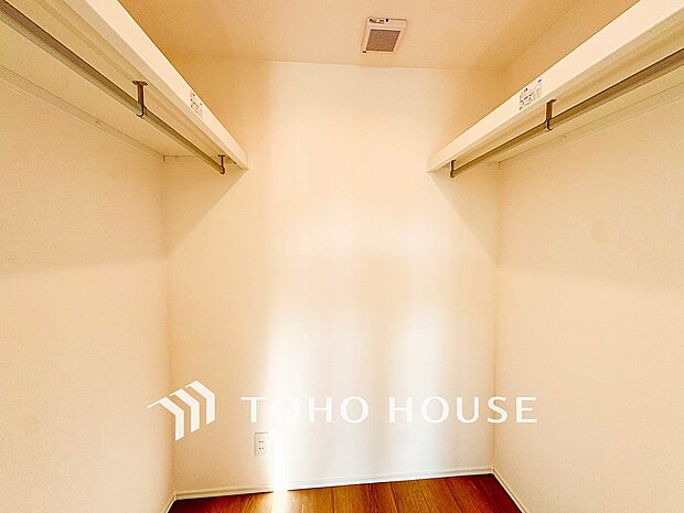 衣類だけでなく大きな荷物も収納でき、お部屋がすっきりします。