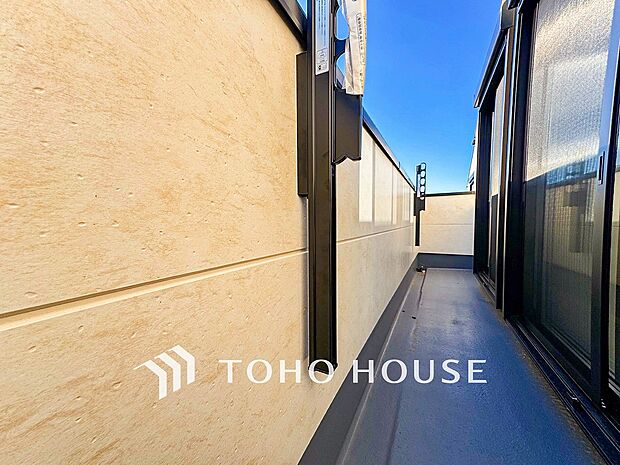 暮らしの中で光と風を演出してくれるバルコニー。