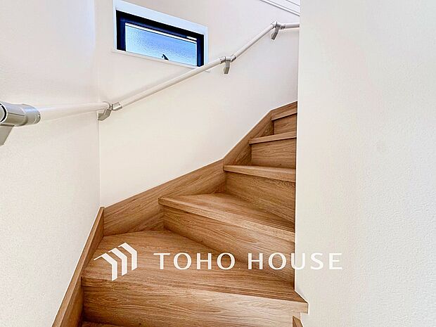 各フロアを結ぶ階段。集いの空間と一人の時間を楽しむプライベートルームをバランスよく繋いでいます。