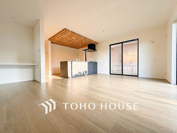 開放感あるリビングダイニング。ご家族とのんびりしたひと時を過ごせますね。