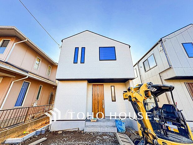 住む人や訪れる人やさしくエスコートする玄関アプローチ。