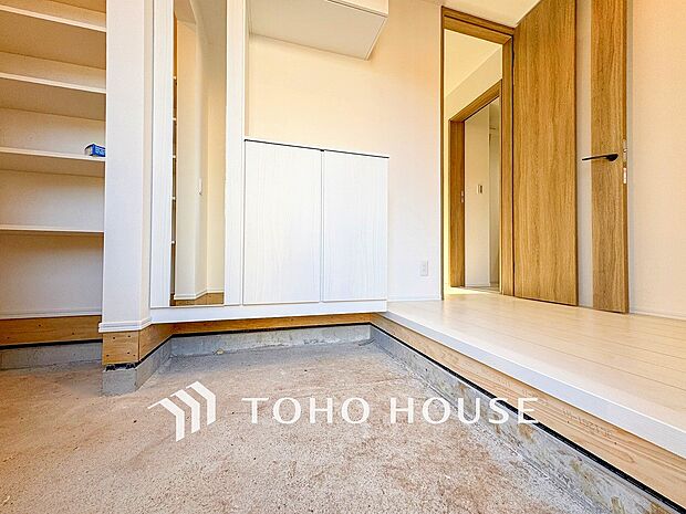 居住者の帰り、訪れる方を優しく迎えてくれる開放感のある玄関。