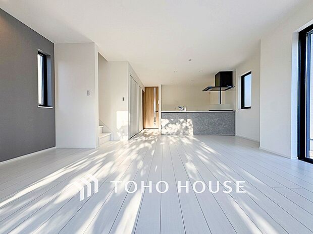 落ち着いた雰囲気に包まれた伸びやかな空間で、ゆったりと家族団らんの時間を過ごせます。