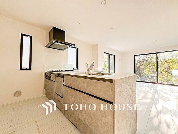 機能的で使い勝手のよさそうなキッチン。明るく清潔感があります。