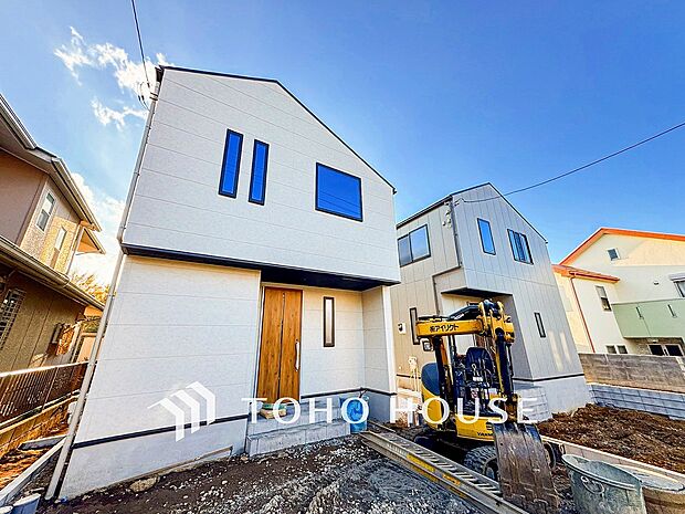 爽やかな青空の下に贅沢なほどに降り注ぐ陽光、豊かな居住性と、クオリティが見事に調和した住空間。