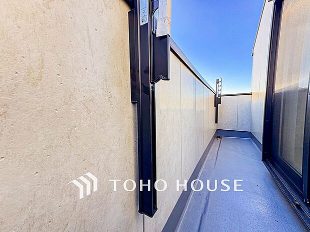 暮らしの中で光と風を演出してくれるバルコニー。