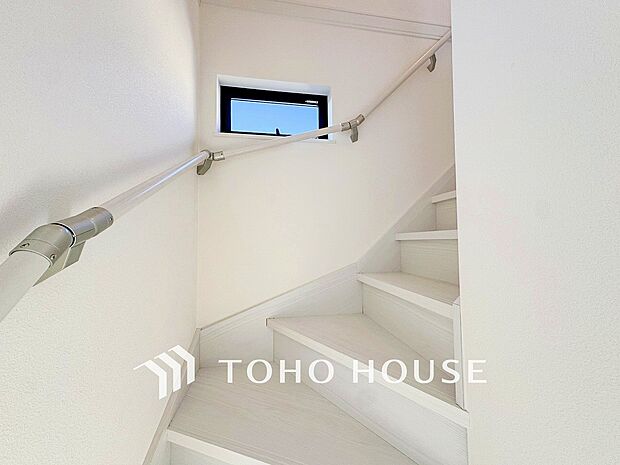 各フロアを結ぶ階段。集いの空間と一人の時間を楽しむプライベートルームをバランスよく繋いでいます。