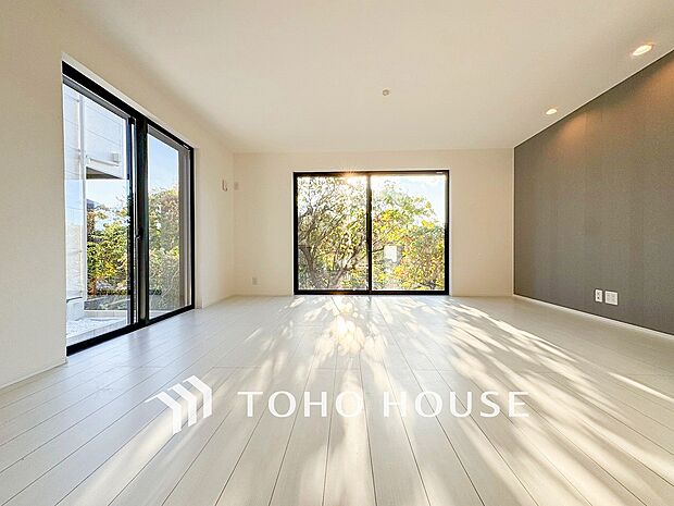 家族と過ごすひと時を溢れる光が優しく包み込むリビングダイニング。