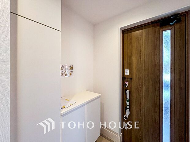 清潔感溢れる玄関がお出迎えする本邸宅の物語は、ここから始まる日常を期待させます。