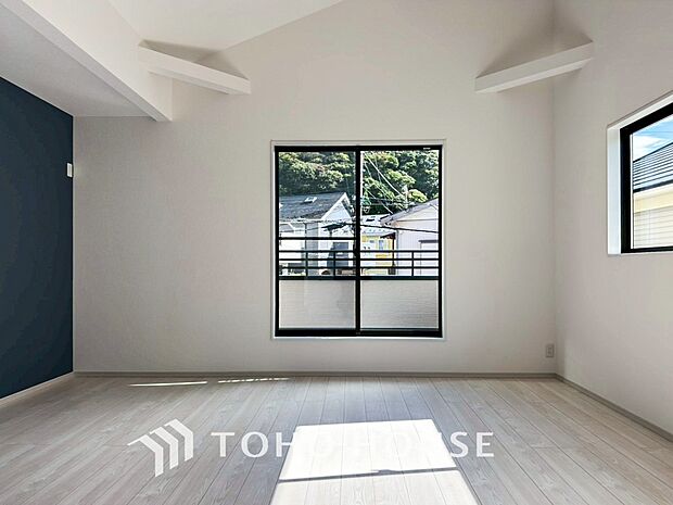 やわらかな陽射しがふりそそぎ、室内に開放感と爽快感をもたらします。