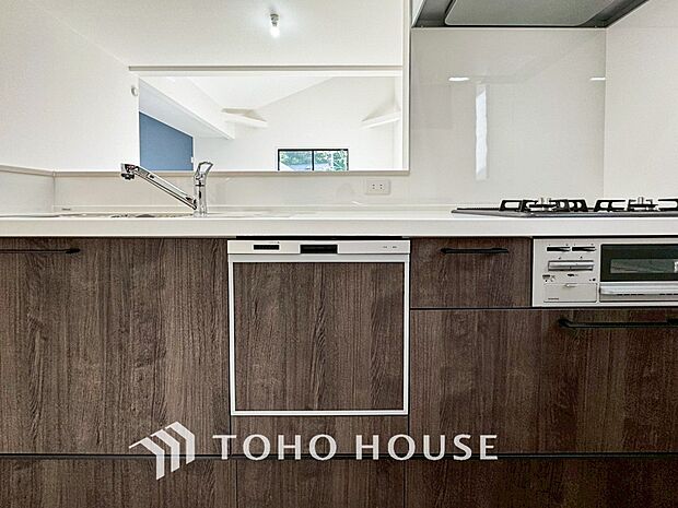 機能的で使い勝手のよさそうなキッチン。明るく清潔感があります。