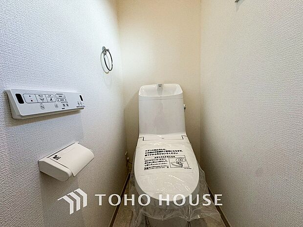 トイレはシンプルにホワイトで統一した温水洗浄付です。