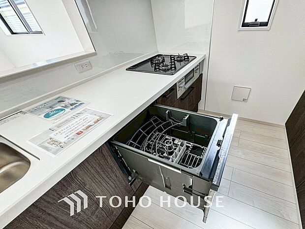 手洗いに比べ節水効果が高く、食器の洗浄から乾燥まで、食後の水仕事を軽減します。