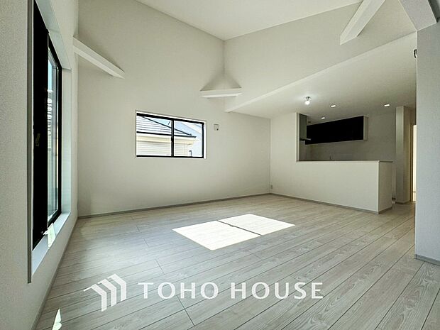 あたたかい日差しがたっぷり降り注ぐLDKは自然と家族の顔があかるい笑顔に。