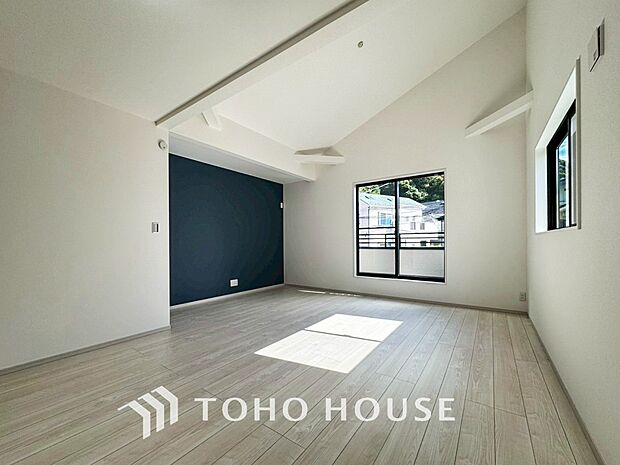 光と風があふれる開放的なリビングダイニングには自然と家族みんなが集まってきます。