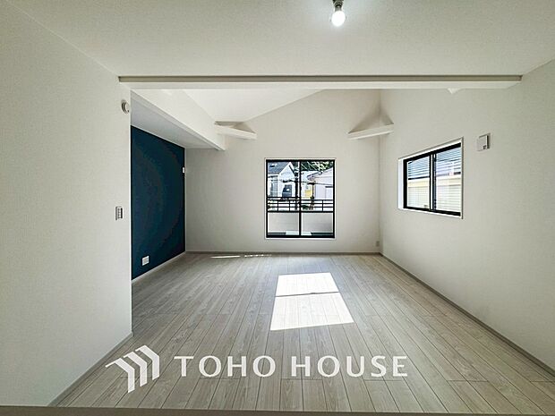 忙しい朝でも、しっかり家族が揃って食事をして頂けるゆとりある大きさのダイニングスペース。