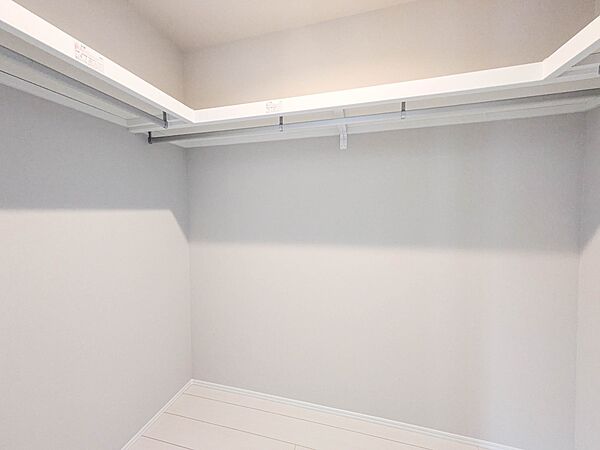 衣類だけでなく大きな荷物も収納でき、お部屋がすっきりします。