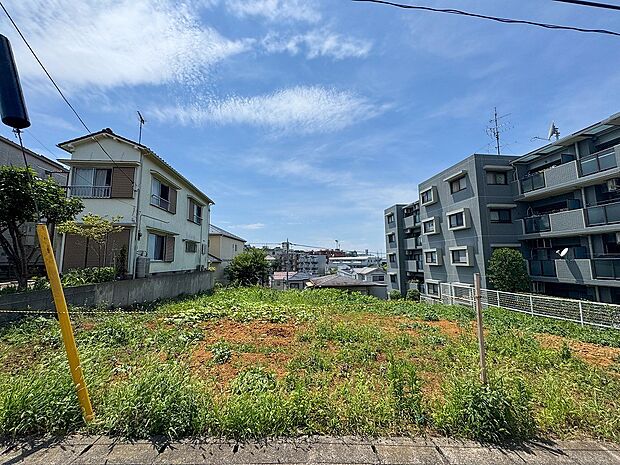 四季折々の自然を楽しめる住環境。街並み全体のデザインへの拘りと充実した設備はきっとご満足いただけるはず。