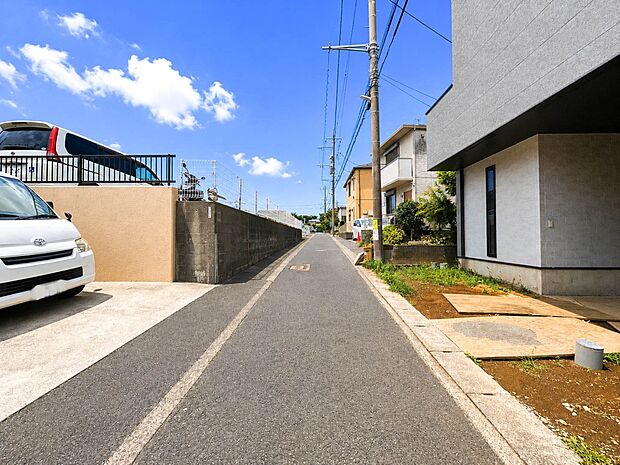前面道路含む現地写真『快適』は「家」と「街」と「環境」が調和した時に訪れるだと改めて感じさせてくれます。